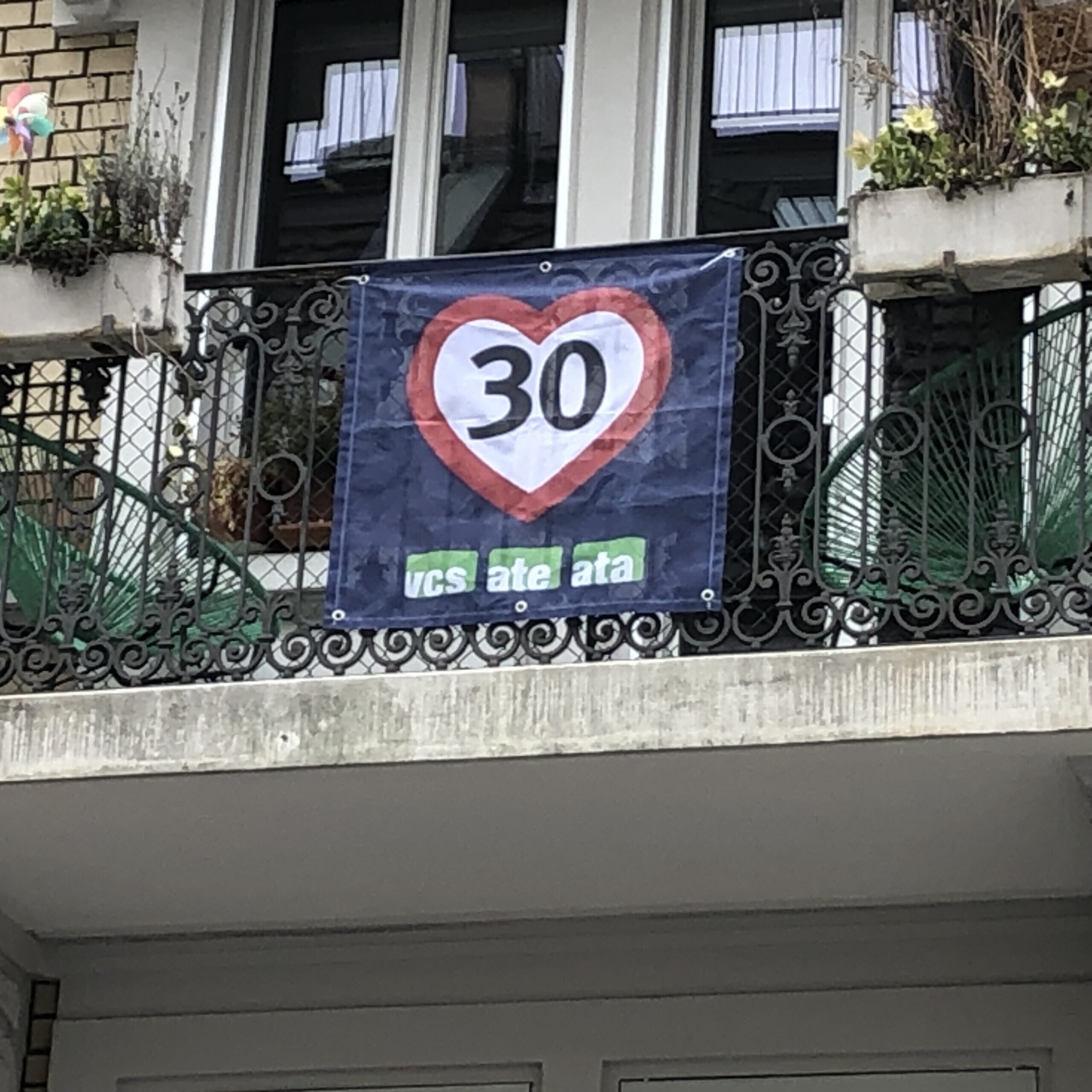 Tempo-30-Flagge auf Balkon