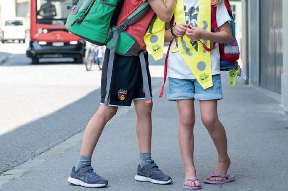 Kinder auf dem Schulweg