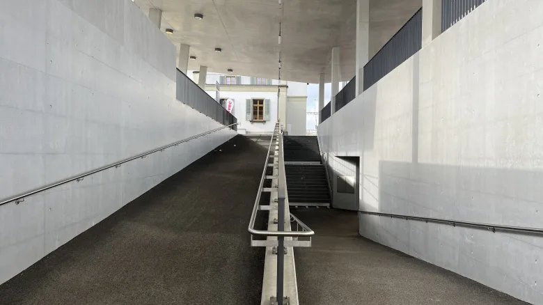 Eine grosszügige Rampe führt am Bahnhof Wildegg in die Personenunterführung.