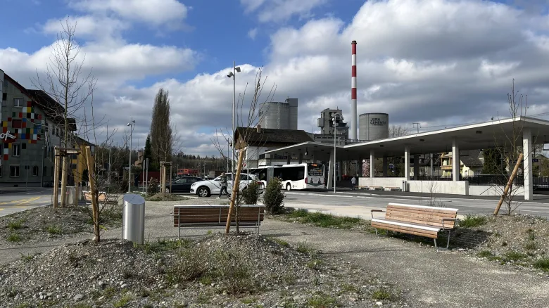 Bahnhof Wildegg mit der Zementindustrie im Hintergrund.