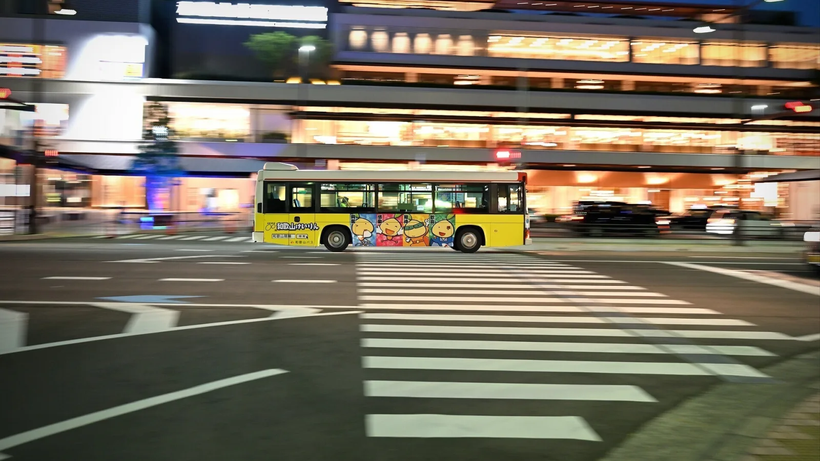 Bus in der Nacht vor einem Gebäude
