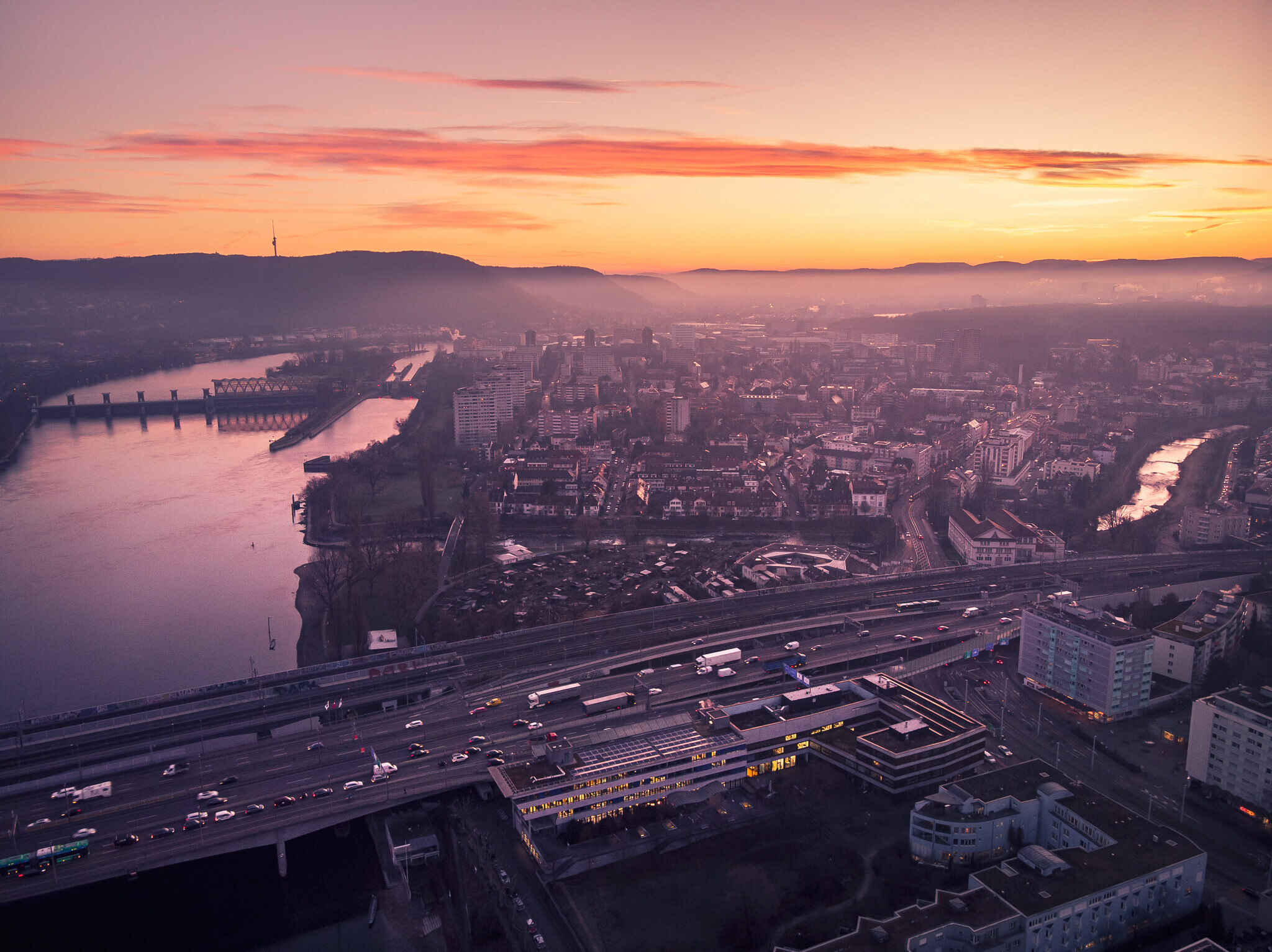 Sonnenaufgang, Blick auf die Breite und Birsfelden, im Vordergrund die Osttangente