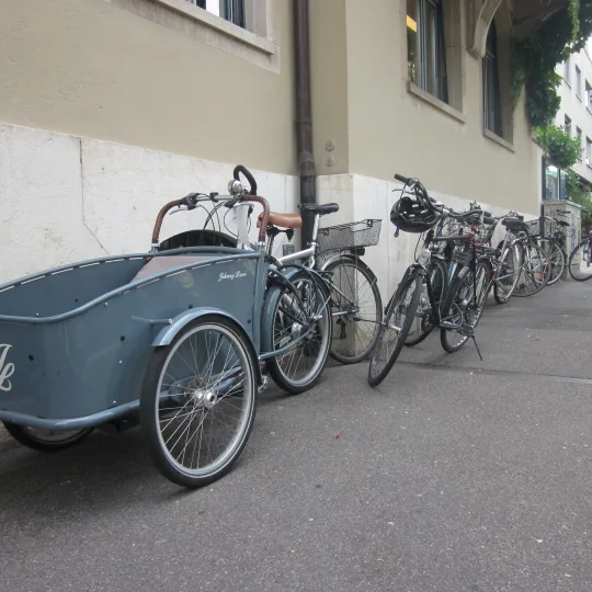 Cargovelo und Velos stehen neben Haus