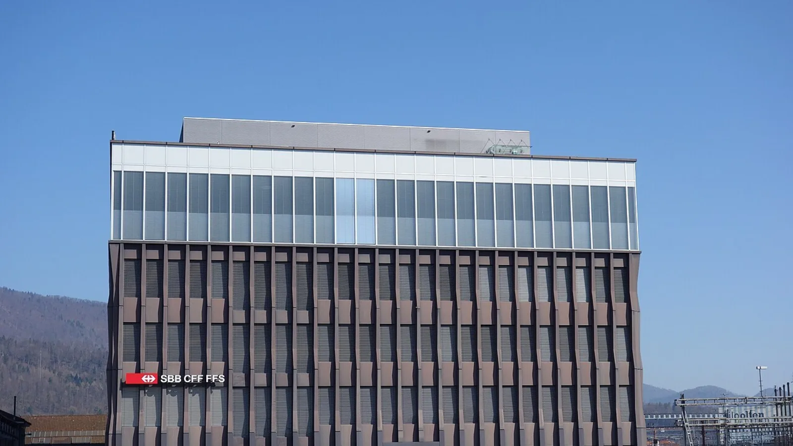 Foto der braunen Fasssade der Betriebszentrale Mitte der SBB in Olten