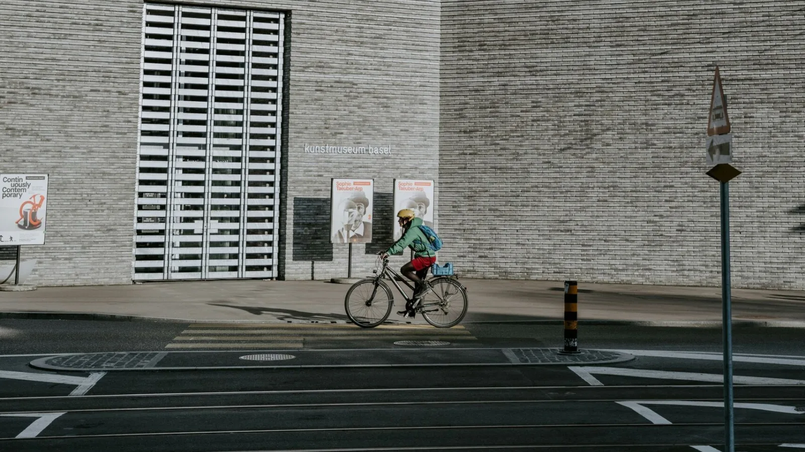 Velofahrer:in vor dem Neubau des Kunstmuseums Basel