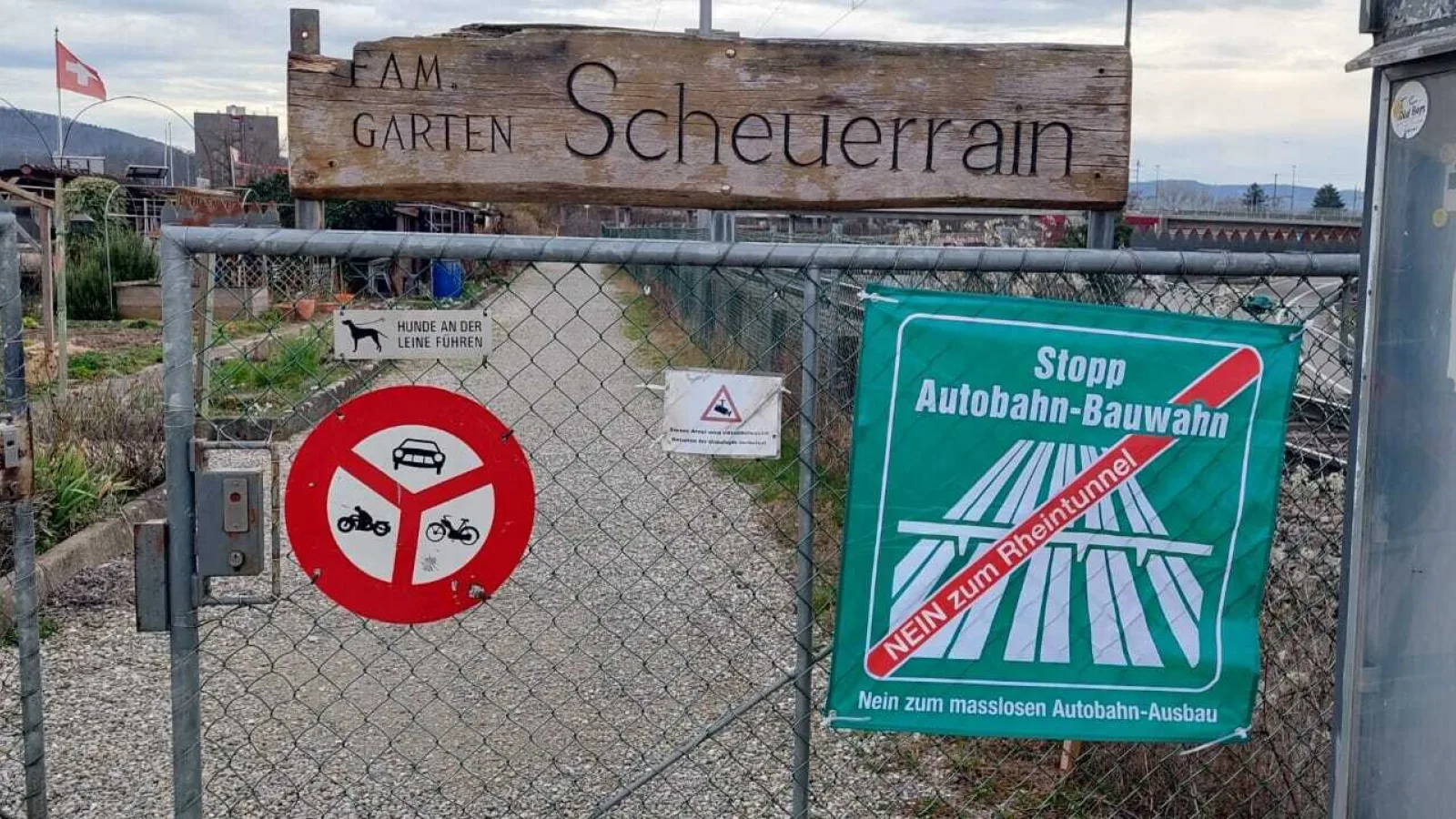 Fahne gegen Autobahn-Ausbau beim Eingangstor Familiengärten Scheuerrain