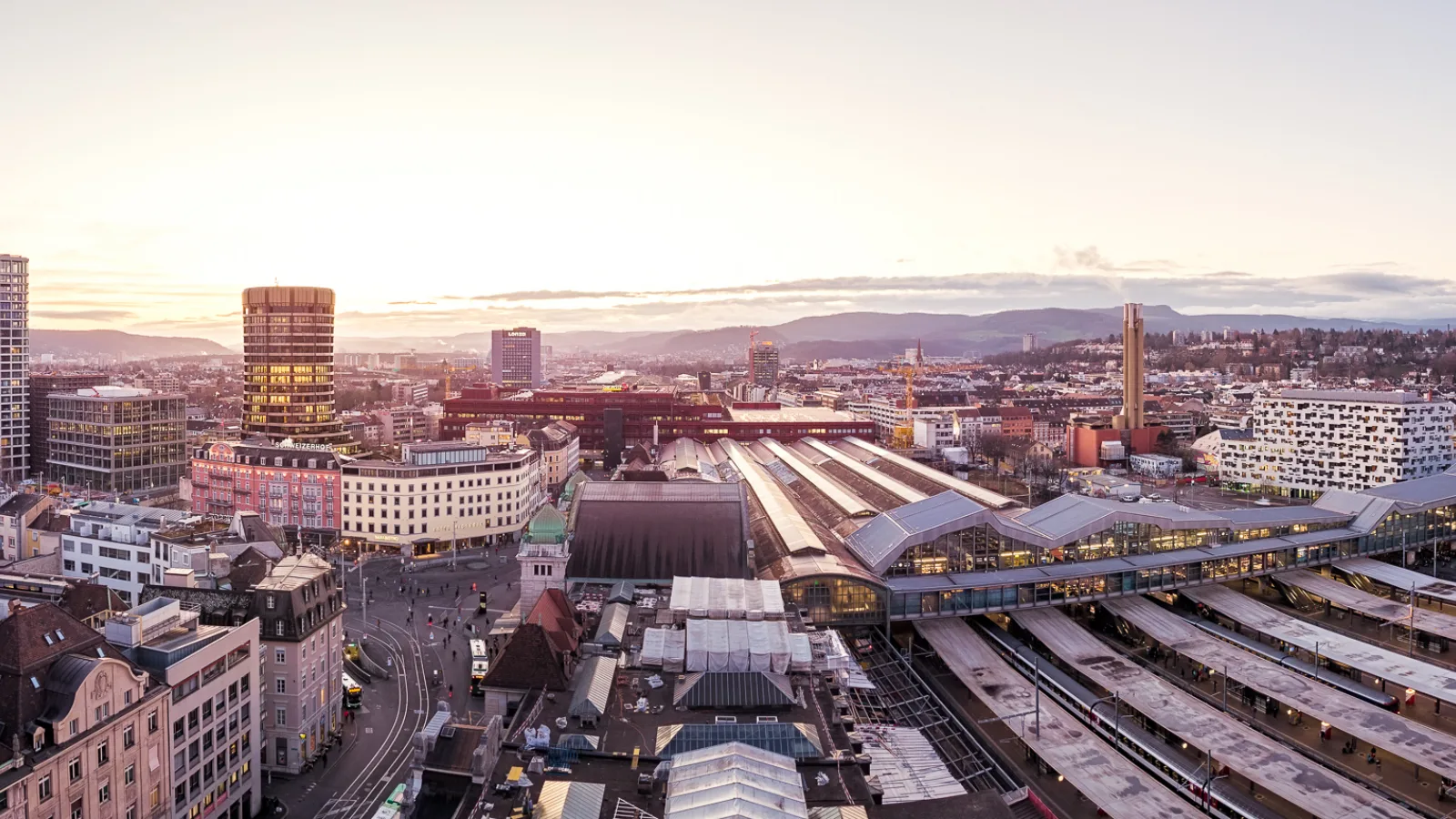 Blick aus Vogelperspektive auf den Bahnhof Basel SBB und den Centralbahnplatz