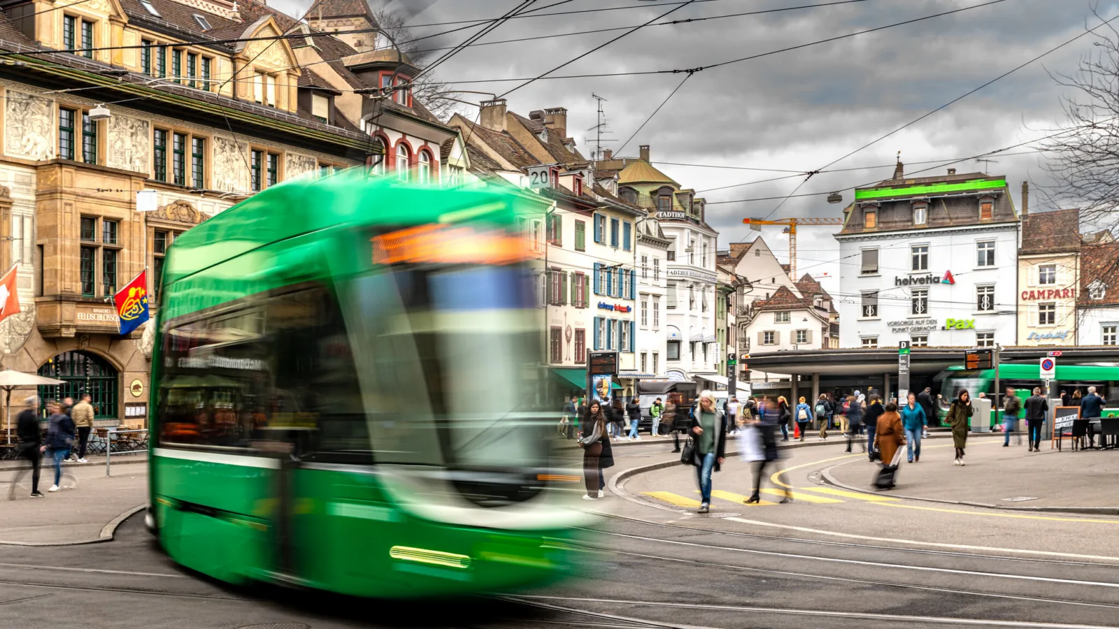 Grünes Tram am Barfüsserplatz in Basel