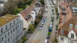Blick aus Vogelperspektive in die Wettsteinallee zwischen Riehenring und Wettsteinplatz. Die Strasse ist geprägt von Parkplätzen in der blauen Zone.