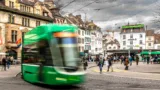 Grünes Tram am Barfüsserplatz in Basel