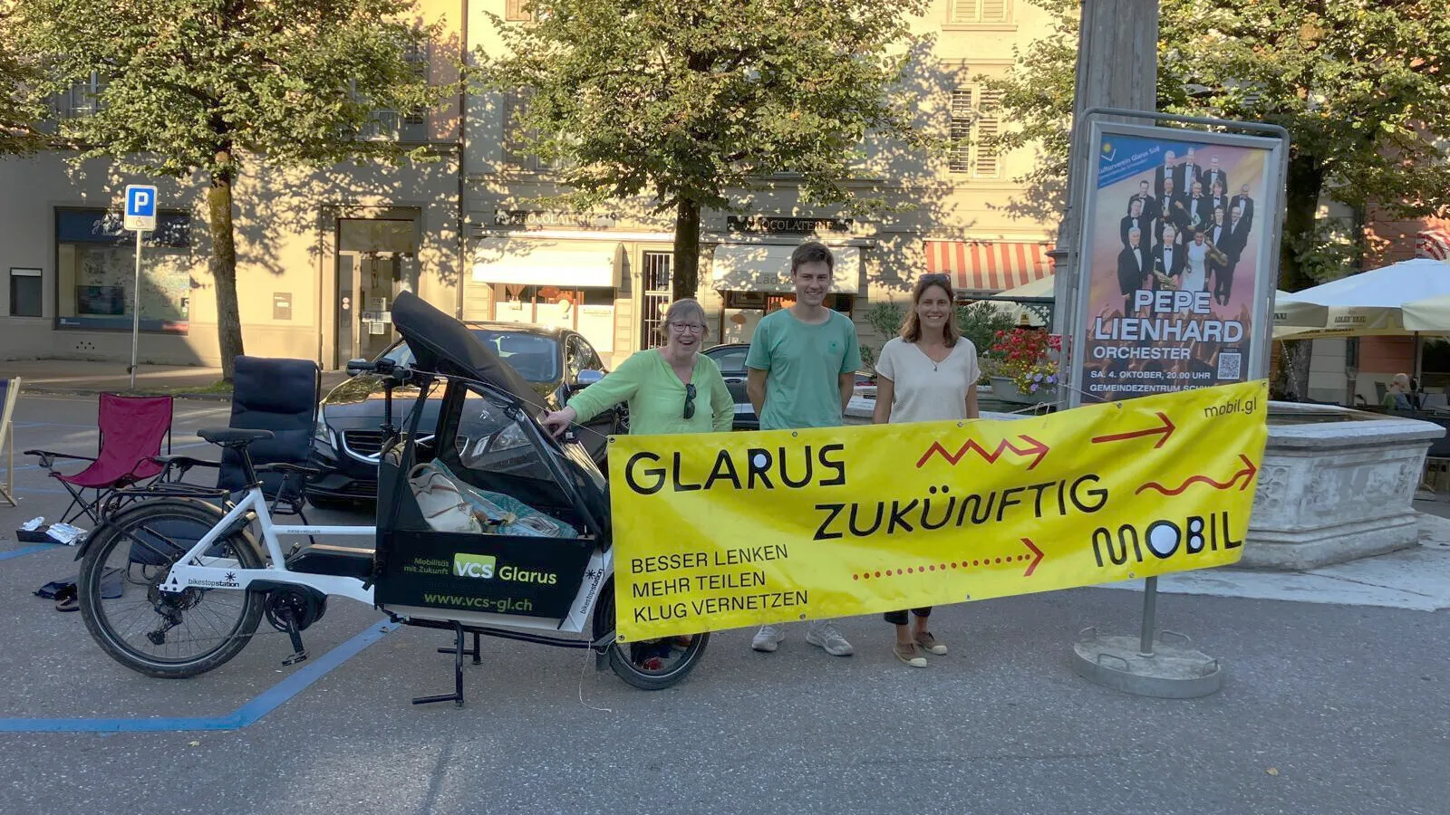 Vorstand mit Banner und Lastenrad