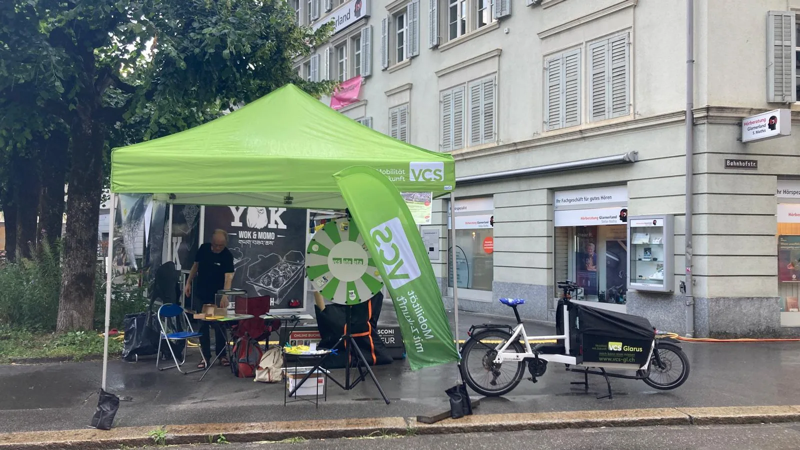 VCS Stand auf dem Trottoir der Hauptstrasse in Glarus