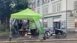 VCS Stand auf dem Trottoir der Hauptstrasse in Glarus