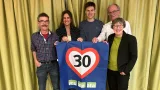 Der neue VCS Vorstand mit Ruedi Blumer als Gast posiert vor einem 30er-Zonen Plakat in Herzform
