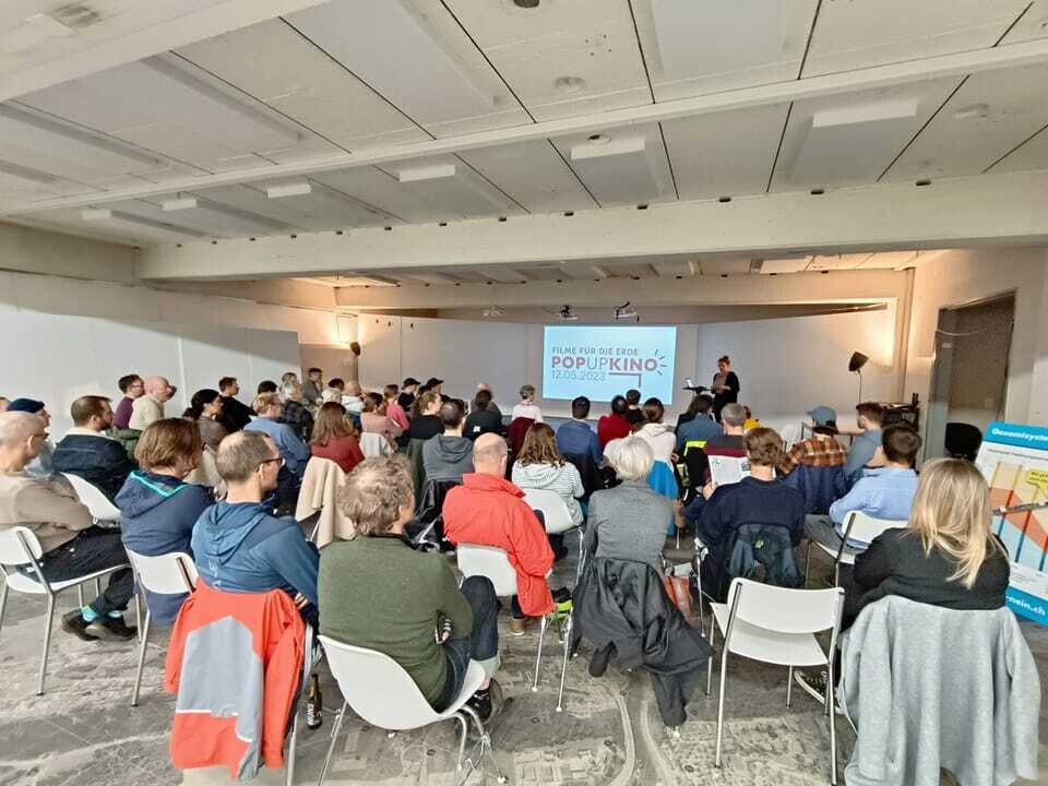 Menschen in einem Raum an einem Anlass