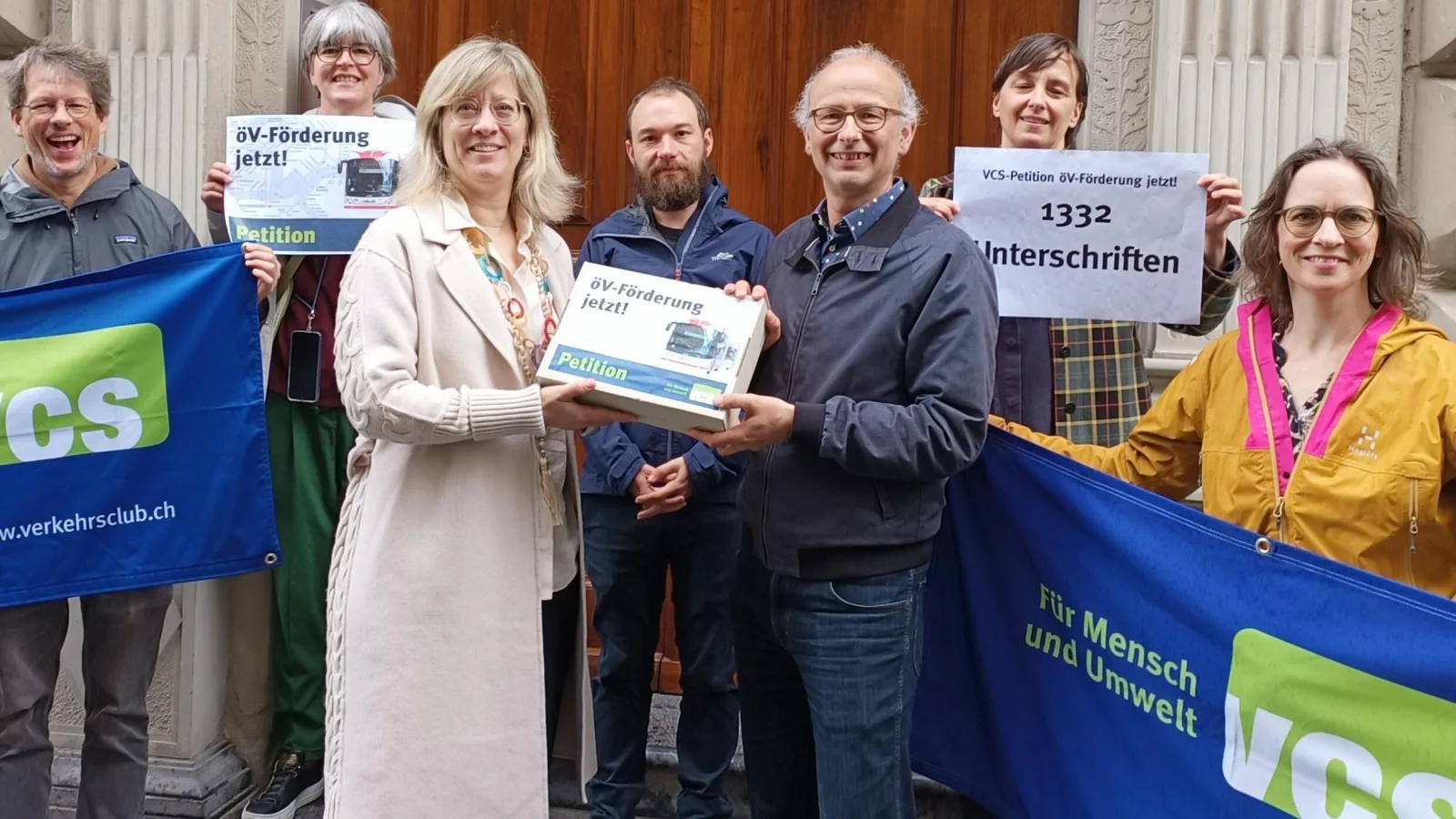 Gruppenbild vor Gebäude mit VCS-Bannern