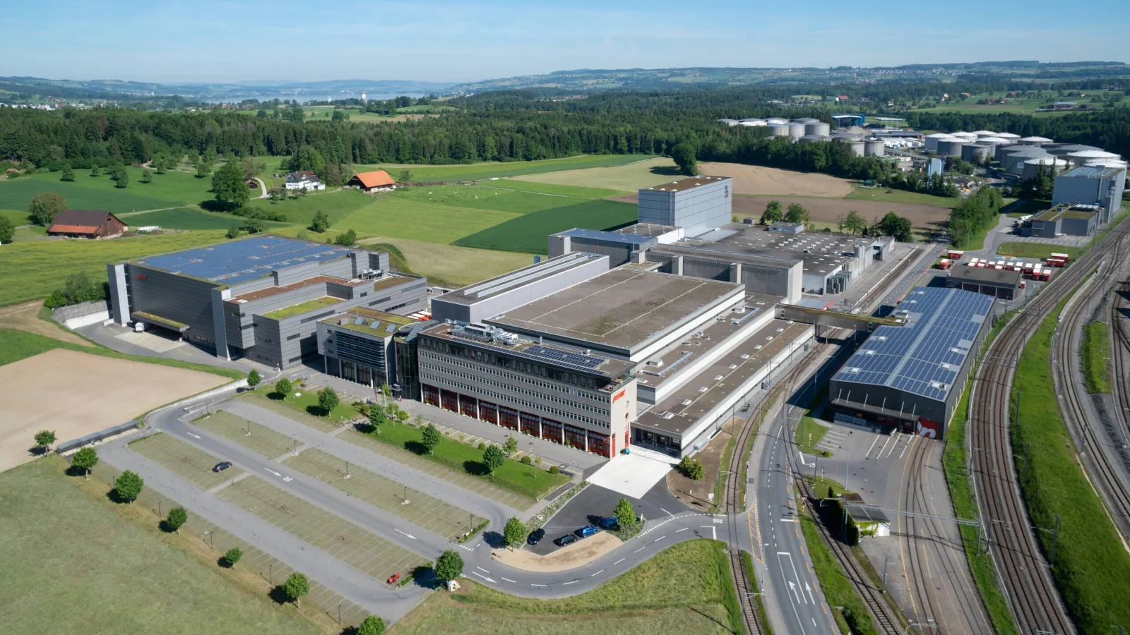 Sicht auf Industriegebäude von oben