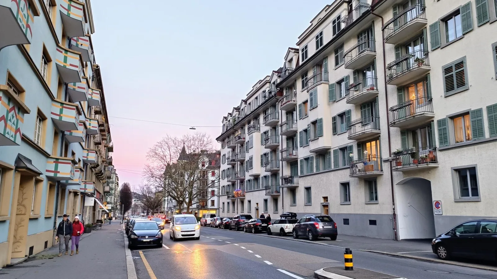Bundesstrasse Luzern am Abend mit Autos