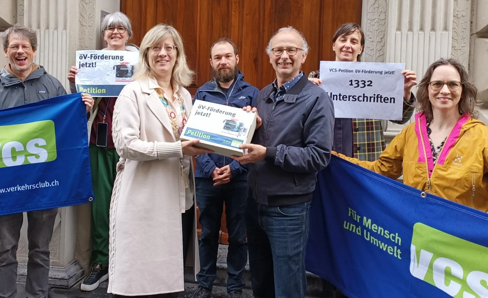 Gruppenbild vor Gebäude mit VCS-Bannern