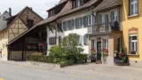 Haeuser an der Hauptstrasse in Loehningen