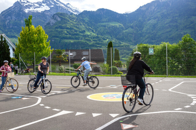 Velofahrende üben das Fahren im Kreisverkehr