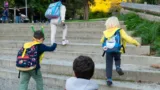Kinder auf dem Schulweg