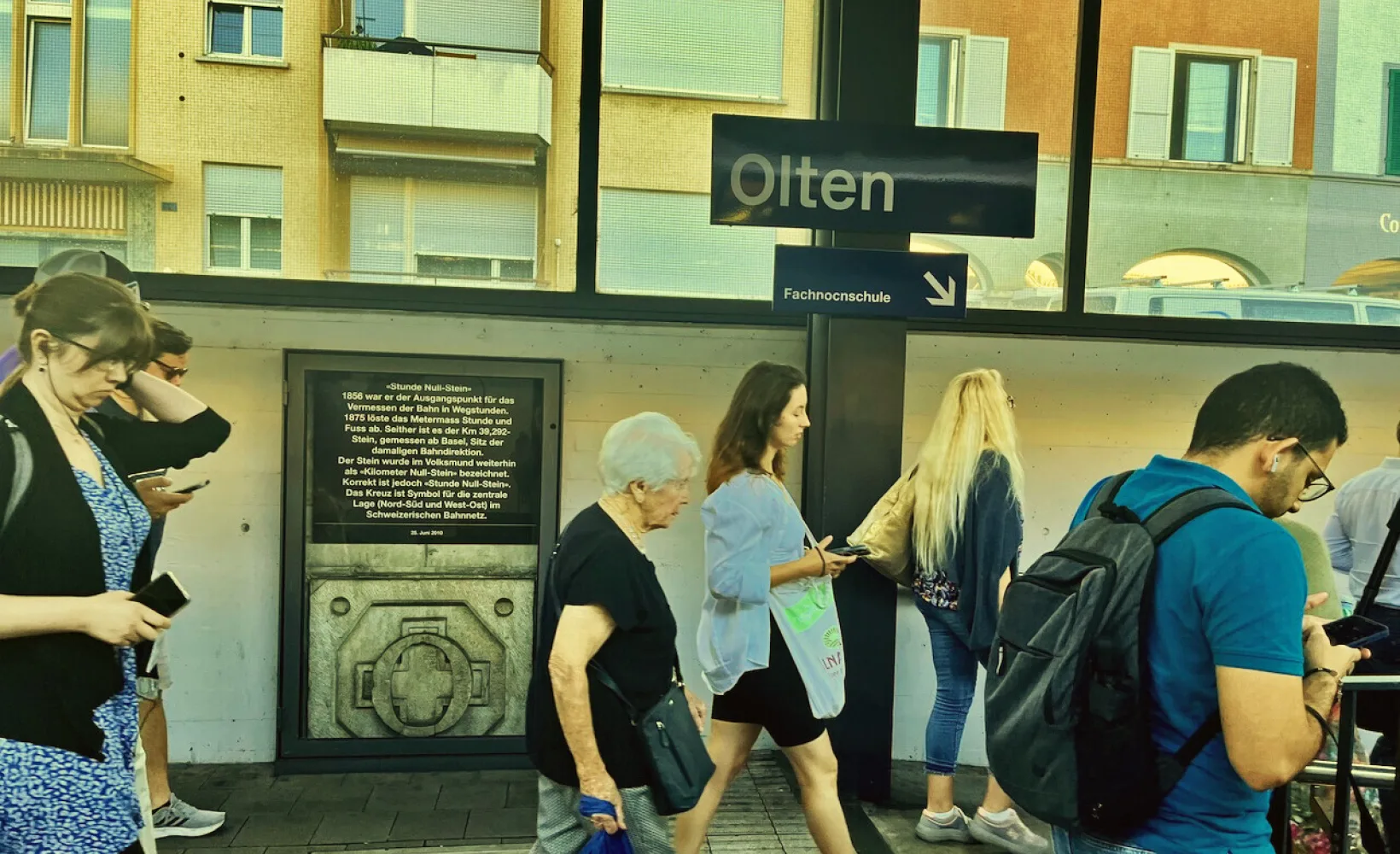 Bahnhof Olten Menschen auf dem Perron