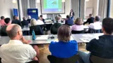 Menschen an einer Tagung in einem Raum