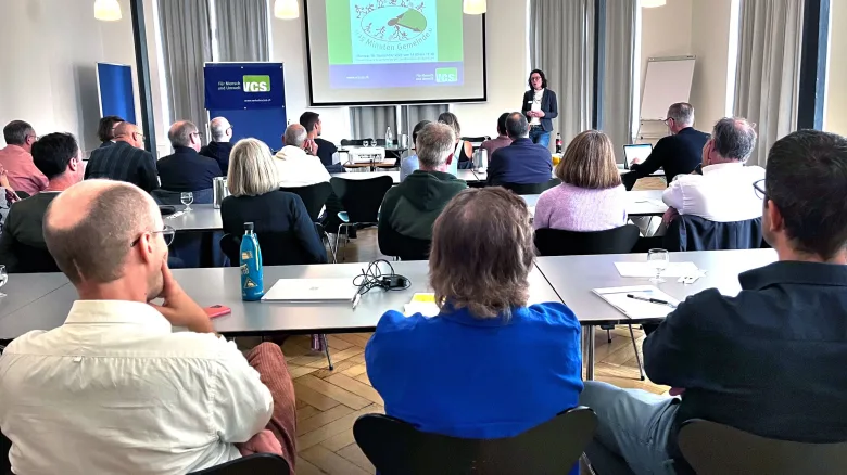 Menschen an einer Tagung in einem Raum