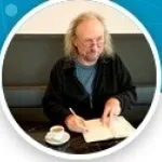 Mann beim Kaffee schreibt in ein Buch