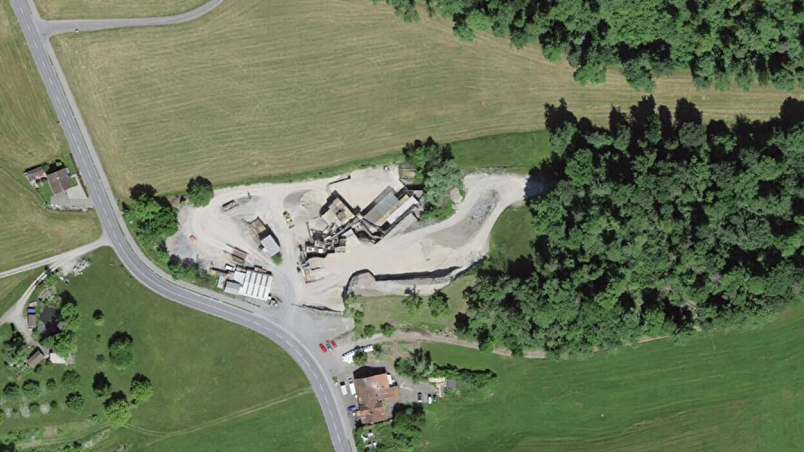 Blick von oben auf Strasse und Wiesen