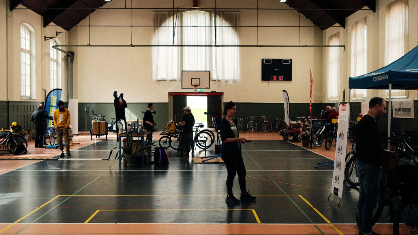 Menschen in einer Halle