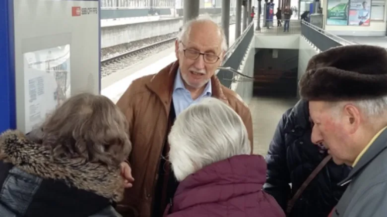 ältere Menschen vor Billettautomaten