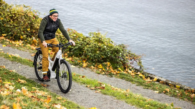 E-Bike-Fahrer auf Weg neben See