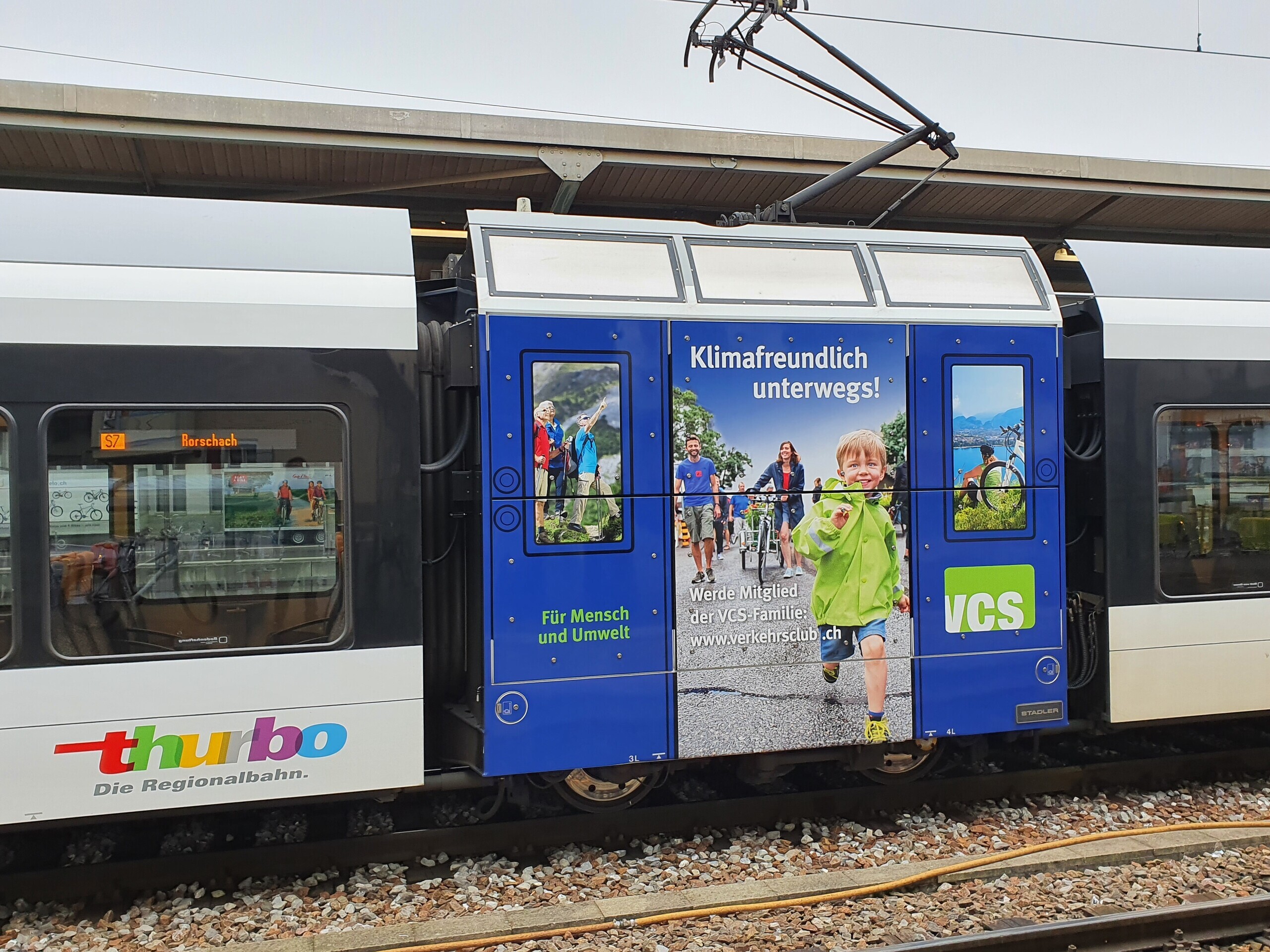 Thurbo Zug mit VCS-Beschriftung