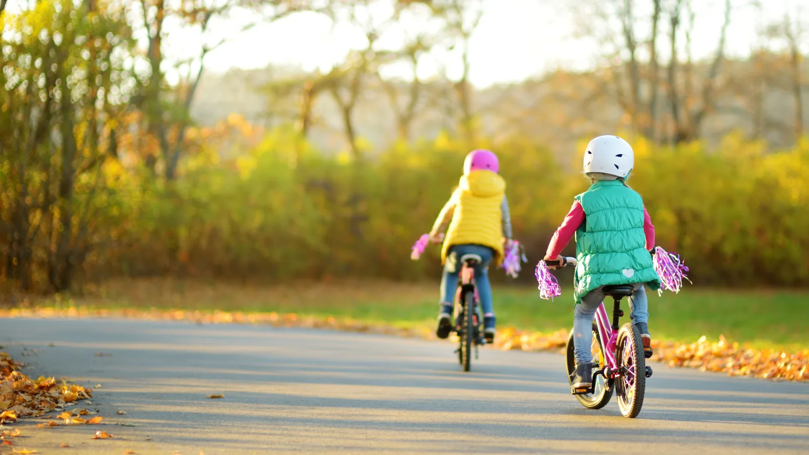 deux enfants à vélo - Adobe Stock 277371548
