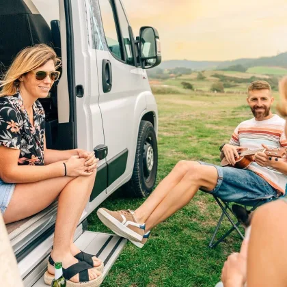 Junge Menschen Camping Campingbus