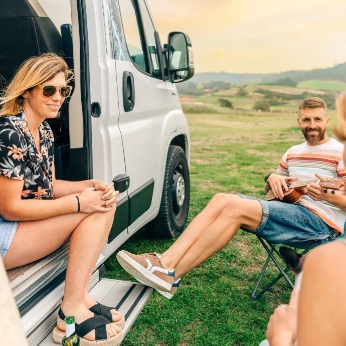 Junge Menschen Camping Campingbus