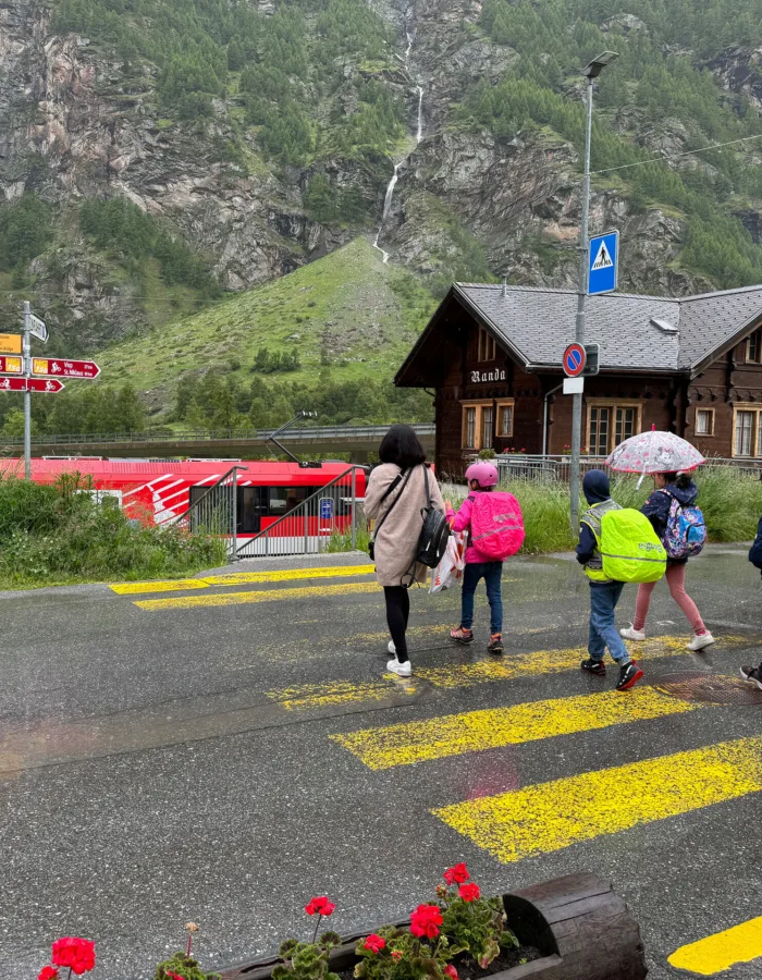 Schulweg Pedibus Zug Wallis
