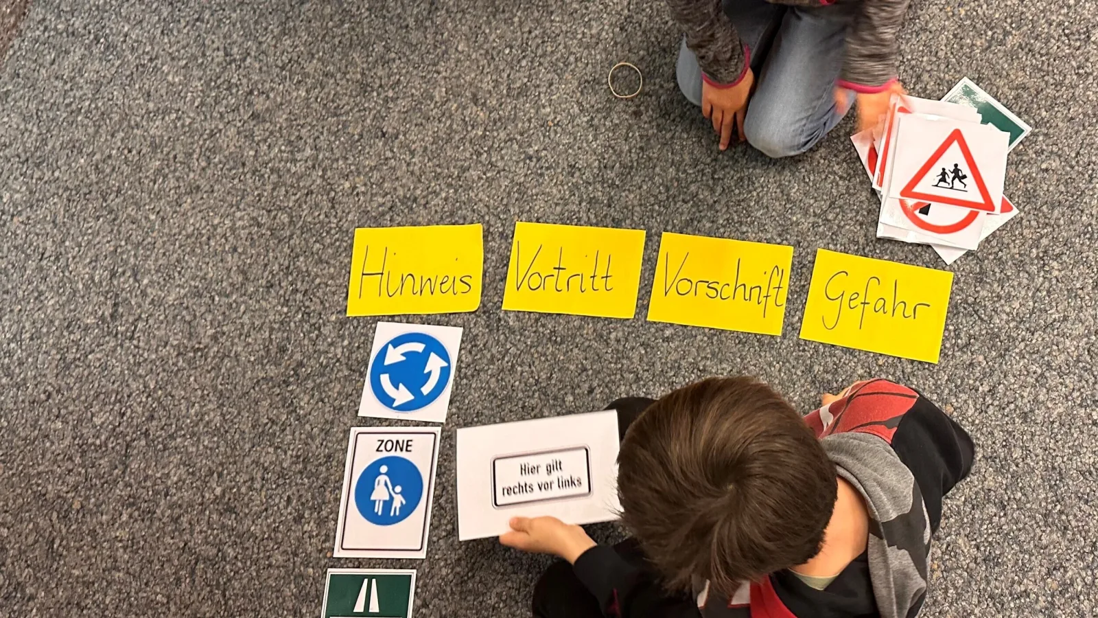 Verkehrsschilder anschauen und zuordnen