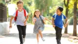Drei Kinder auf dem Schulweg