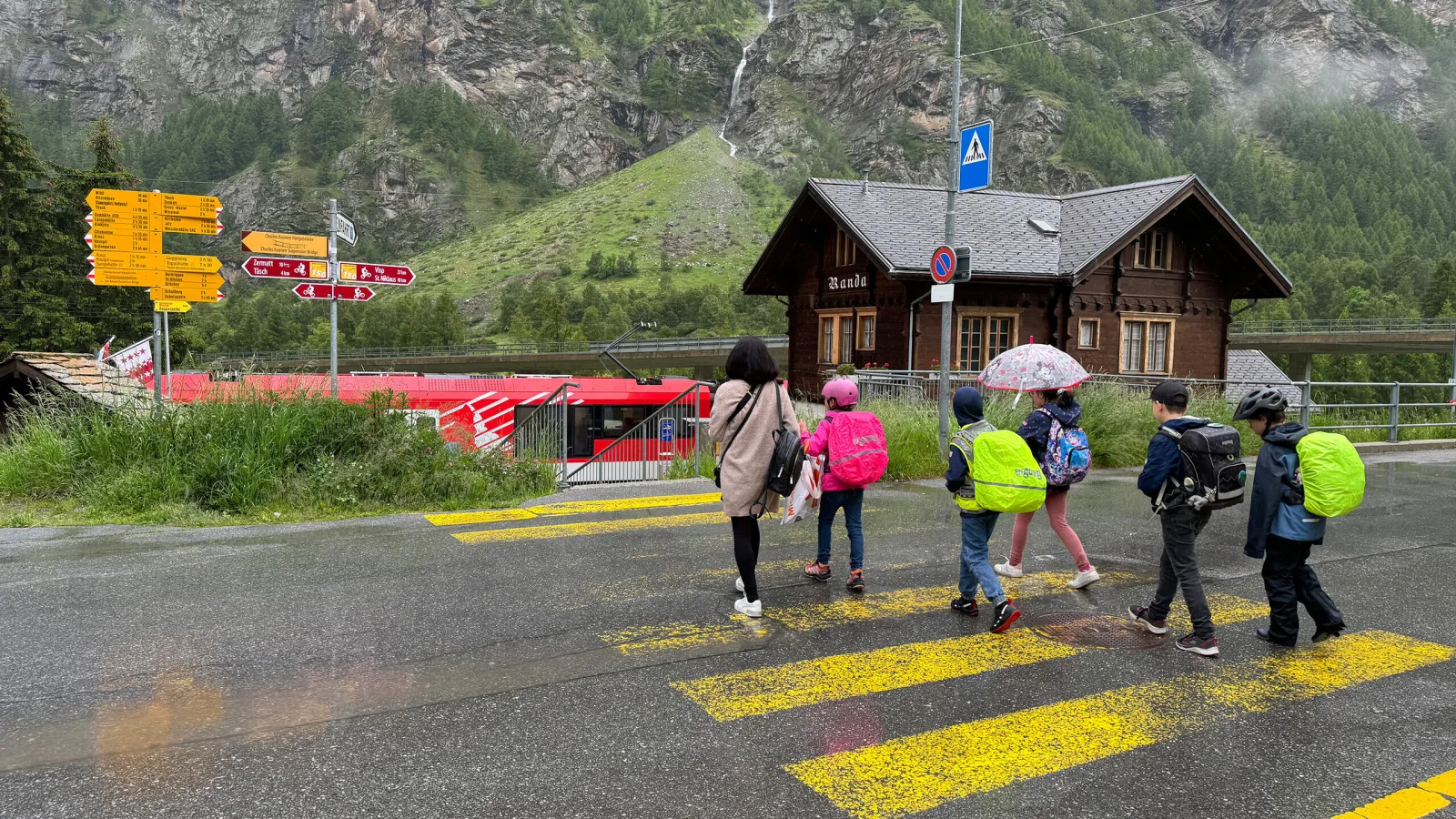 Schulweg Pedibus Zug Wallis
