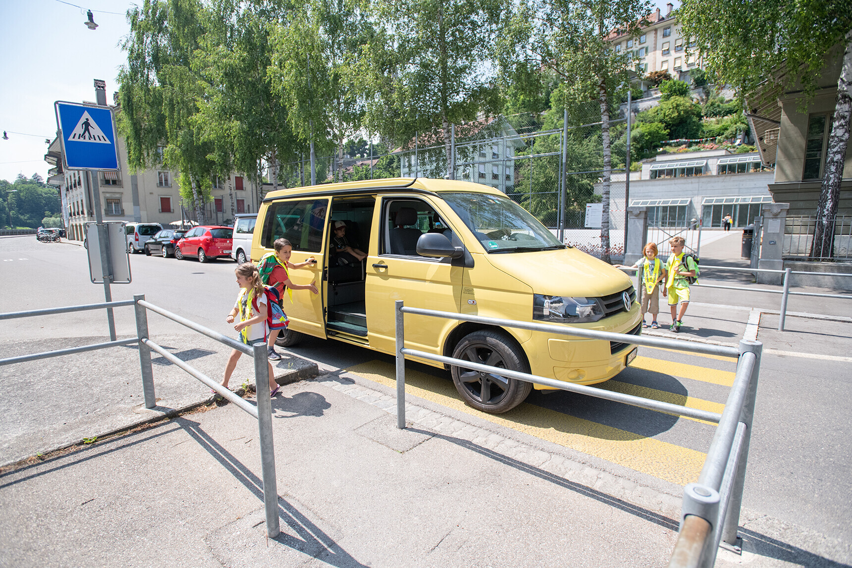 Elterntaxi auf Fussgängerstreifen
