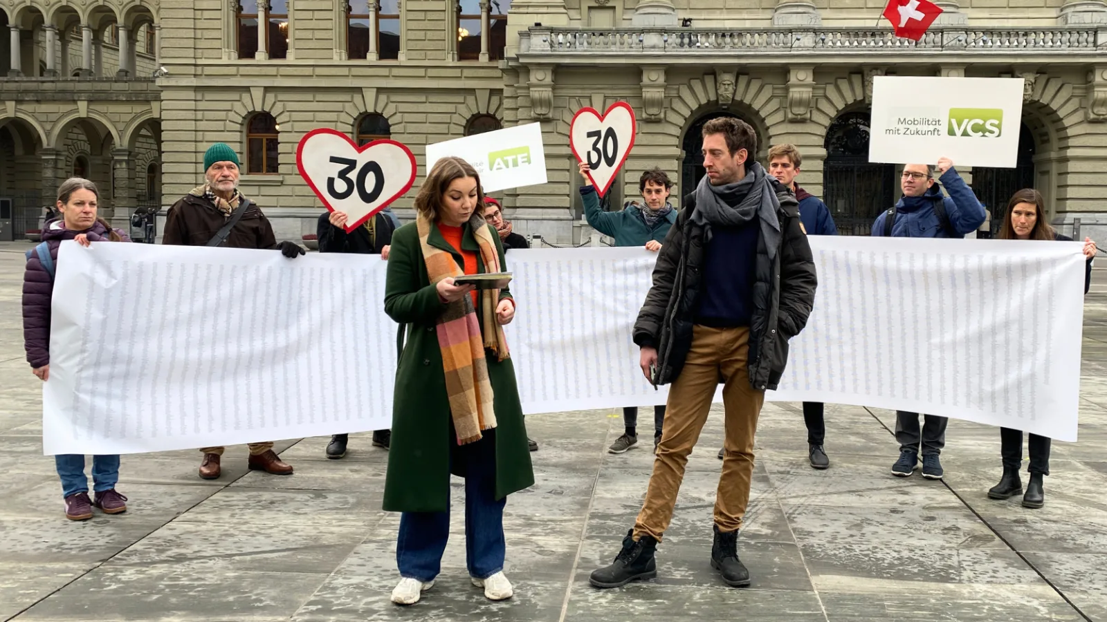 Einreichung Protestbrief Tempo 30 vor dem Bundeshaus