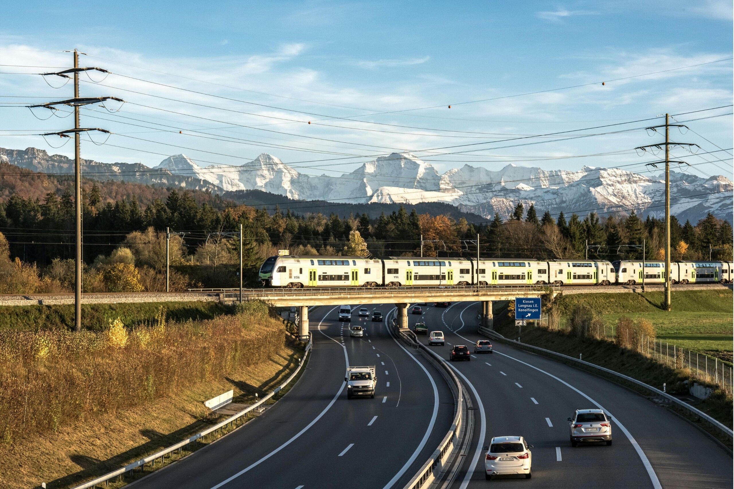 Zug und Autobahn