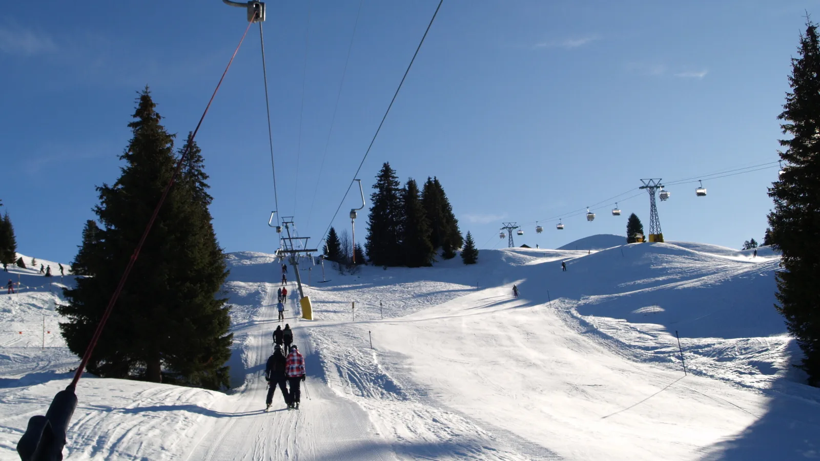 Gstaad Auf dem Skilift VCS Magazin Reisebericht