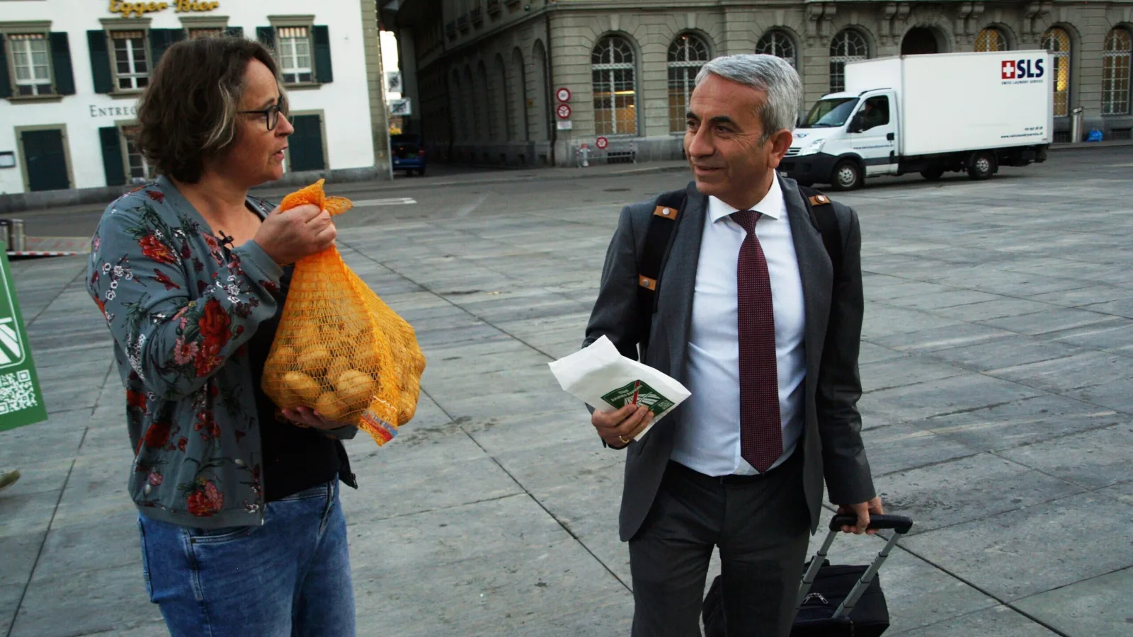 Aktion Kartoffeln vor Bundeshaus Autobahn-Ausbau