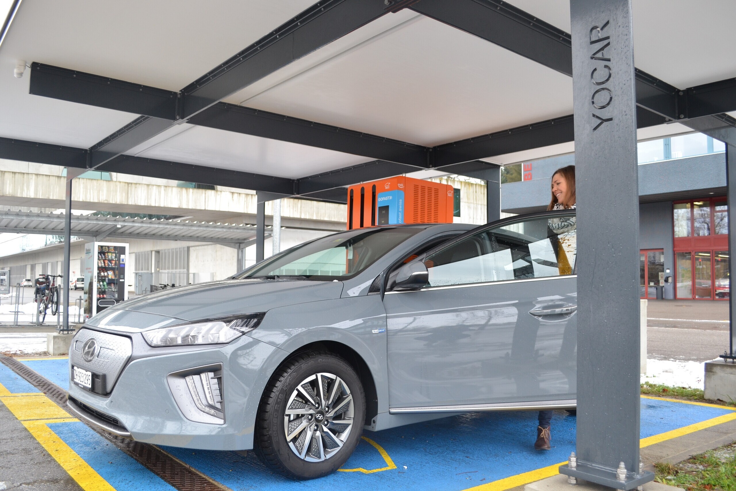 Frau Elektroauto Elektromobilität VCS-Positionen