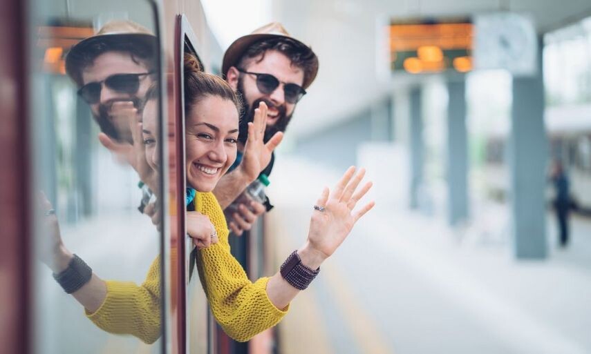 Junge Menschen Perron Reisen Zug