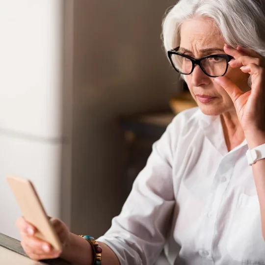 Frau am Mobiltelefon Spenden